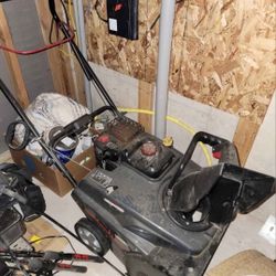 Briggs & Stratton 1022E Single-Stage Snow Blower