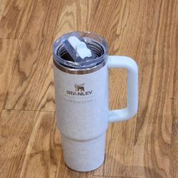 Stanley 1913 x LoveShackFancy Holiday Quencher ProTour Flip Straw 
Tumbler 30oz.
New, never been used. No tags.
Weight 1lb 4oz plus shipping materials