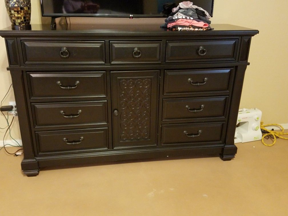 Beautiful dresser with mirror $250