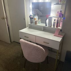 Small Vanity With Chair