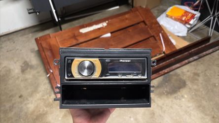 Pioneer Car Stereo Head Unit with Dash Kit