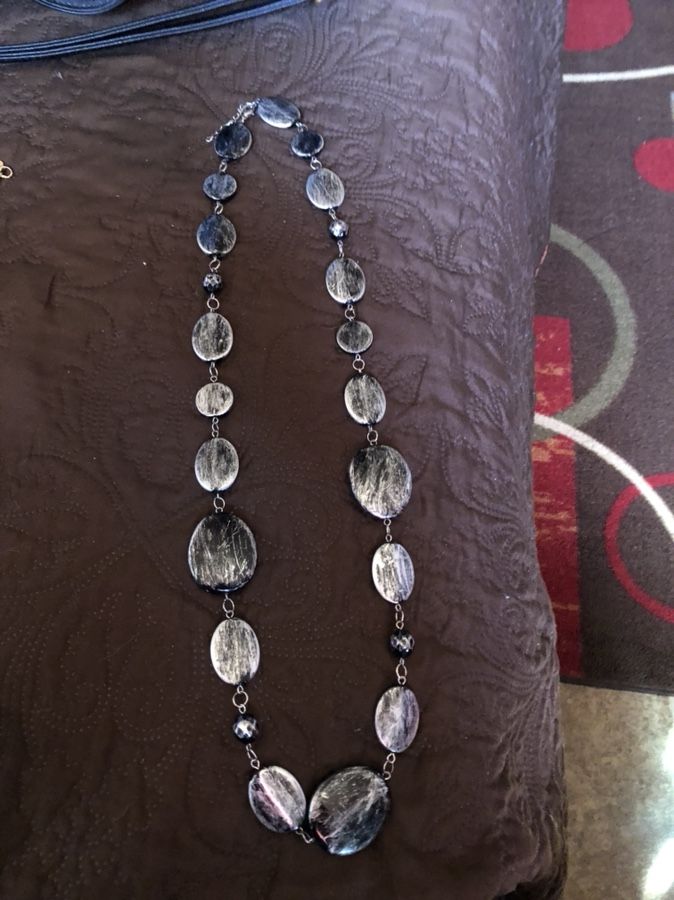 Collar gris con negro