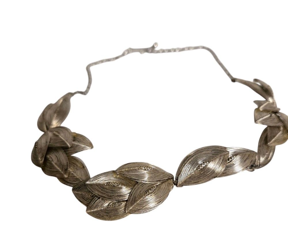 leaf pattern spun silver tone choker 1980's
