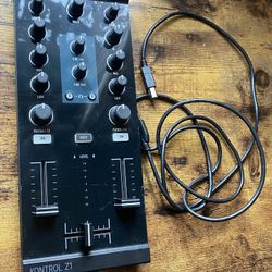 Traktor Kontrol Z1 Compact DJ Mixer Controller