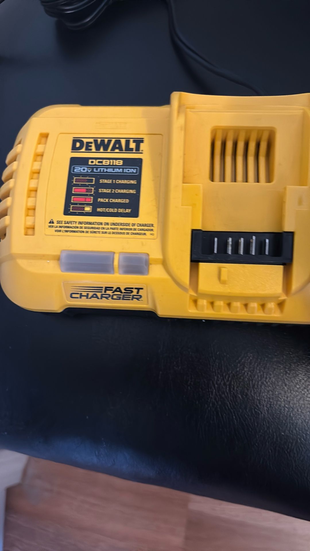 DE WALT 20V FAST CHARGER