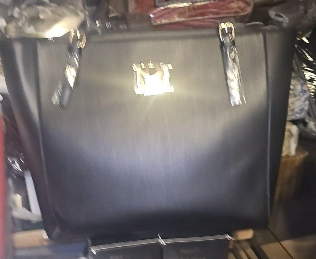 Beautiful & BRAND NEW GENERIC BLACK PURSE!