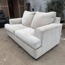 Pearl Couch