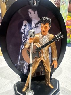Elvis Presley statue