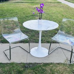 Tulip Dining Table With 2 Lucite Chairs 