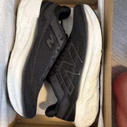 MEN SIZE 7.5 WOMEN SIZE 9 NEW BALANCE 1080 V13
