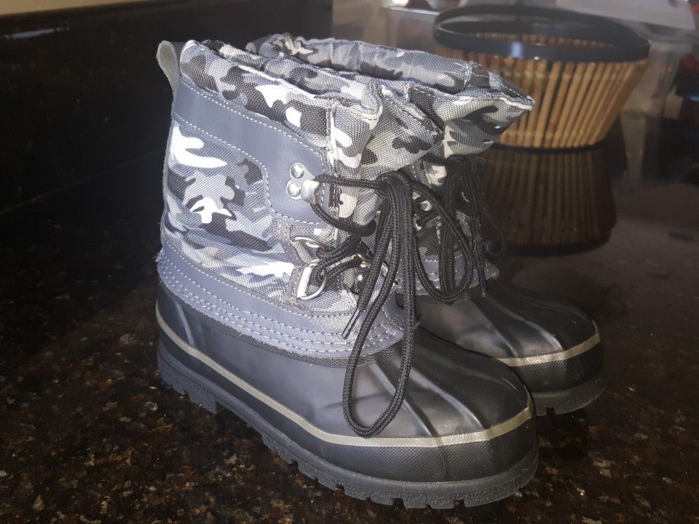 Kids snow boots size 1