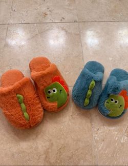 Like new Kids shoes Dino plush slippers