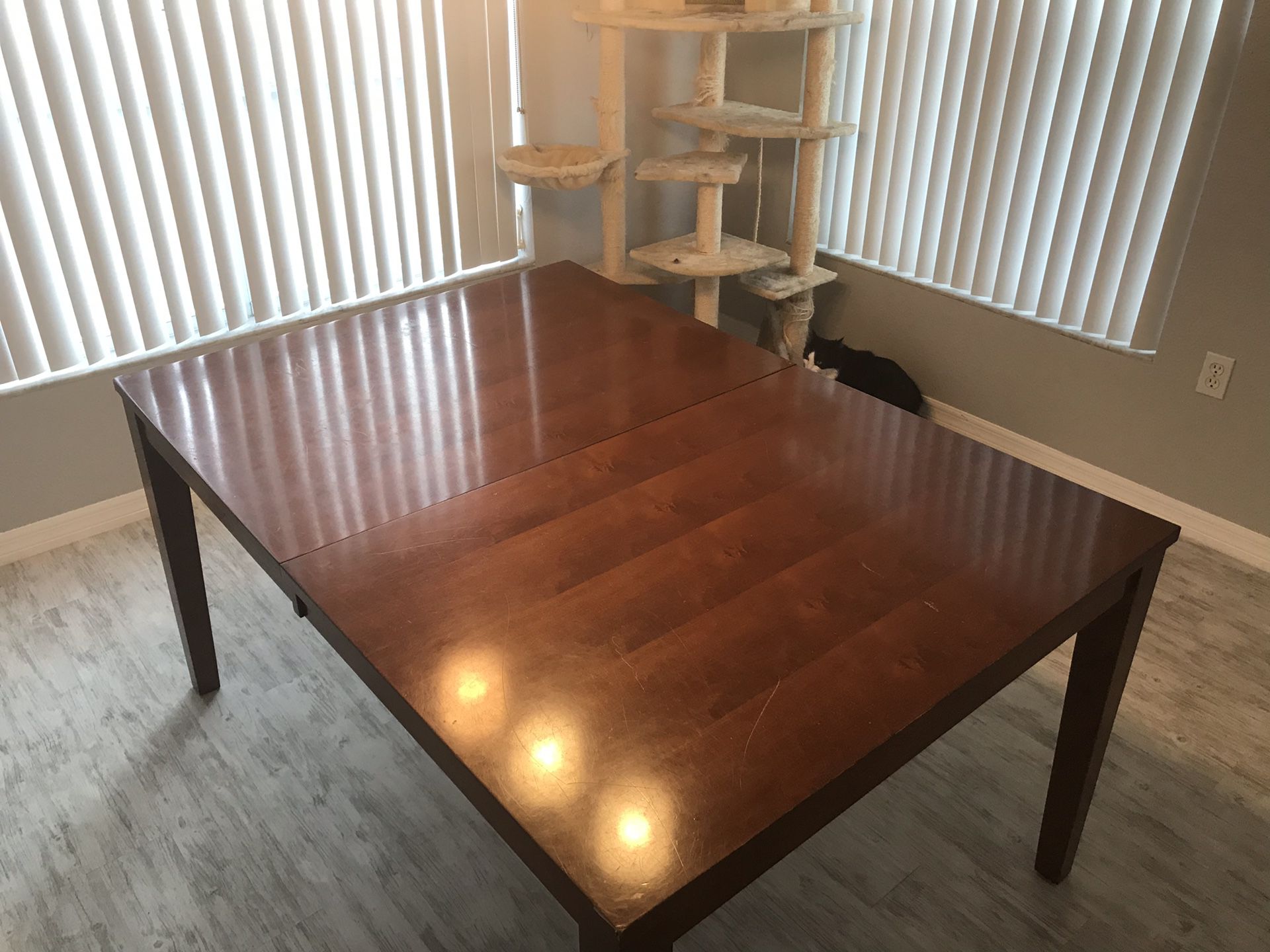 Dinning Room Table (No chairs)