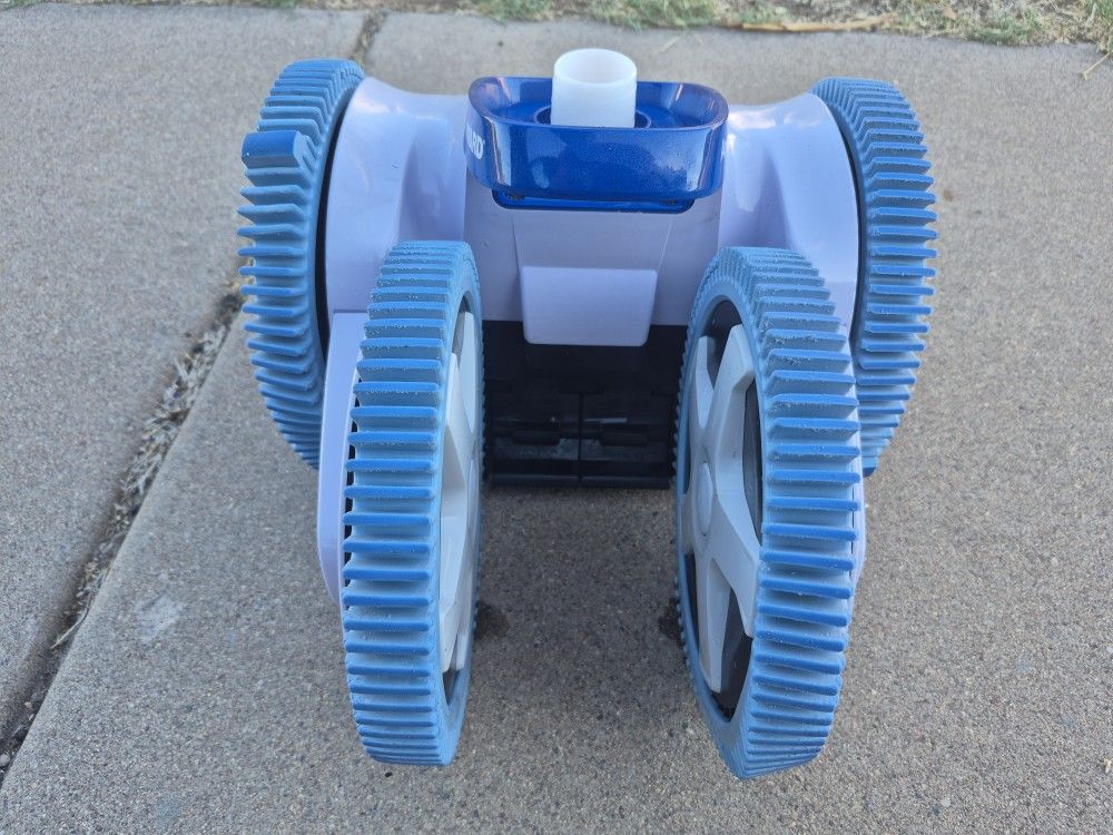 4-Wheel Suction Cleaner Hayward AquaNaut 400