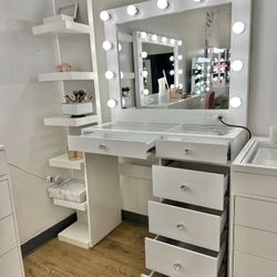 Make Up Vanity With Mirror 