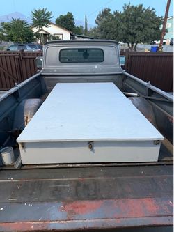 Truck bed tool box