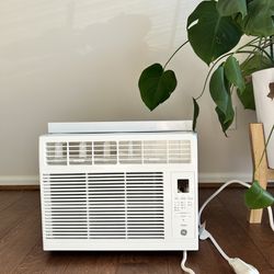 GE WINDOW AC UNIT -  AIR CONDITIONER - EXCELLENT CONDITION - 5000 BTU - ONLY USED FOR 1 SUMMER (WITH REMOTE!)