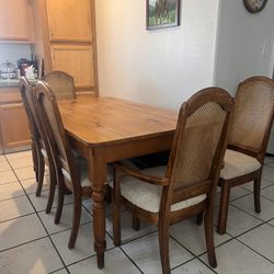 Knotty Pine Kitchen Table With 5 Chairs
