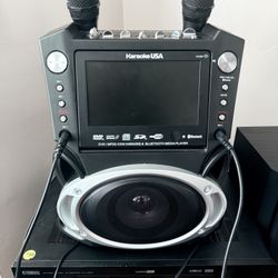 Karaoke USA Portable Karaoke System with Screen and Microphone – Great Condition!