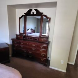 Solid Wood Dresser With Mirror. High Quality 