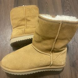 Like New Woman’s Boots UGG, Size 9