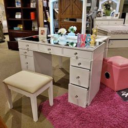 💄Louise Vanity W/ Stool
Furniture of America $20 Down Payment and delivery available 