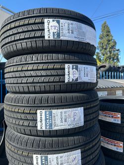 225/55/17 Kumho set new tires
