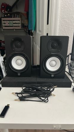 2 Yamaha HS5 Studio Monitors