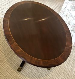 Henkel Harris Model 5241 Mahogany Banded Inlaid Oval Coffee Table