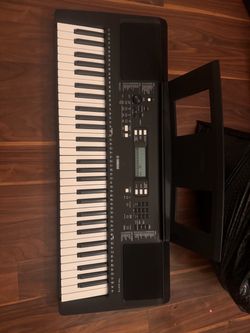 Yamaha PSR-E373 piano