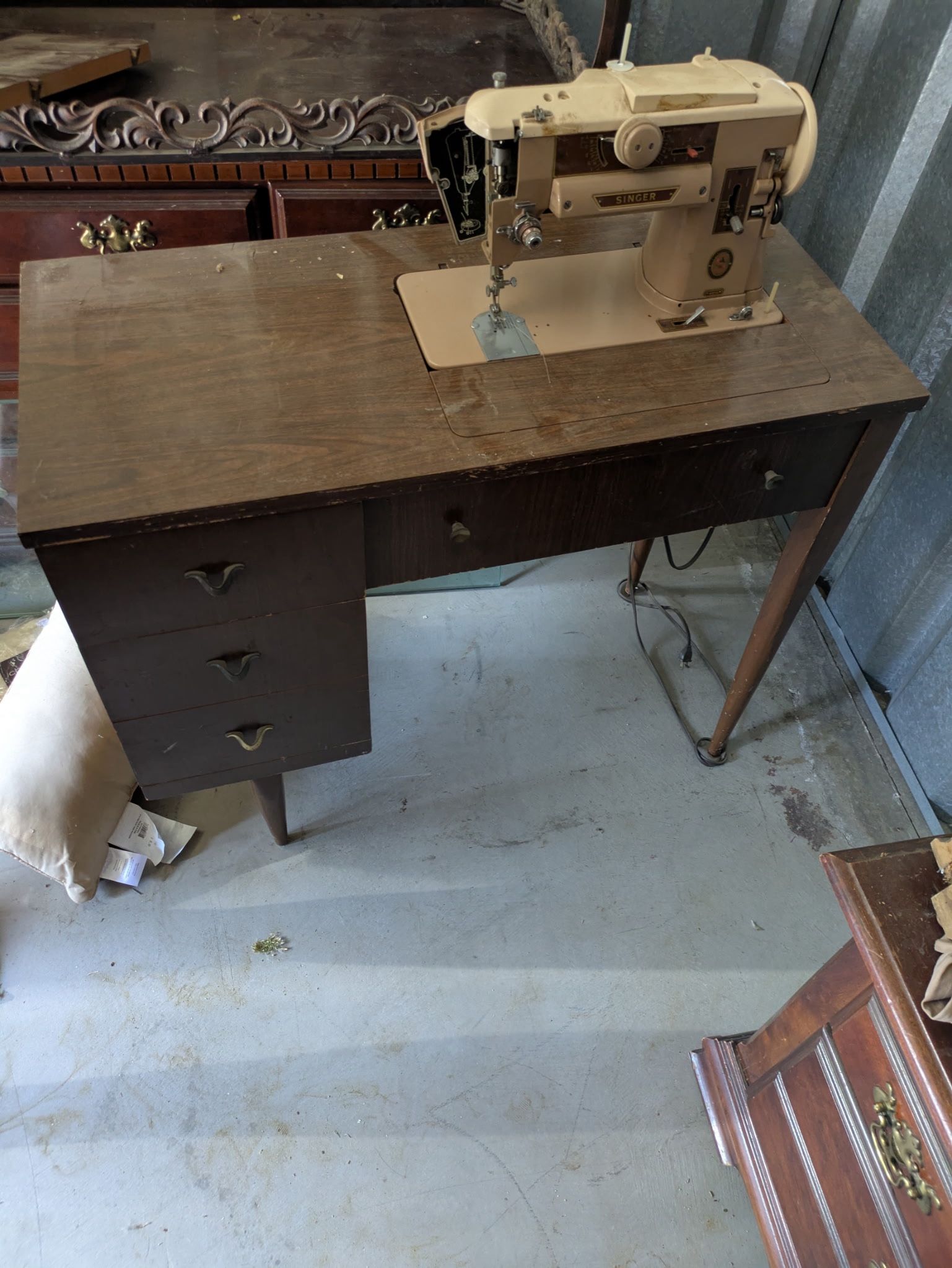 Vintage Mid Century Seeing Desk (singer)