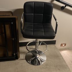 One Bar Tools In Excellent Condition $25