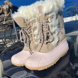 Gira Boots Size 4Y Great For Winter Very Comfy Cozy And Warm Perfect For Winter 