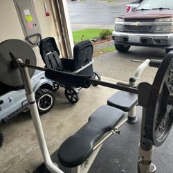 Bench Press With Leg Lift
