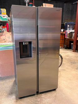 Samsung stainless steel refrigerator working ice maker. Measures 35.75”w x 33.25”d x 70.25”h.