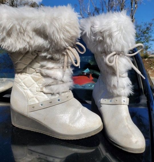 GIRLS SNOW BOOTS NEVER WORN SIZE 3