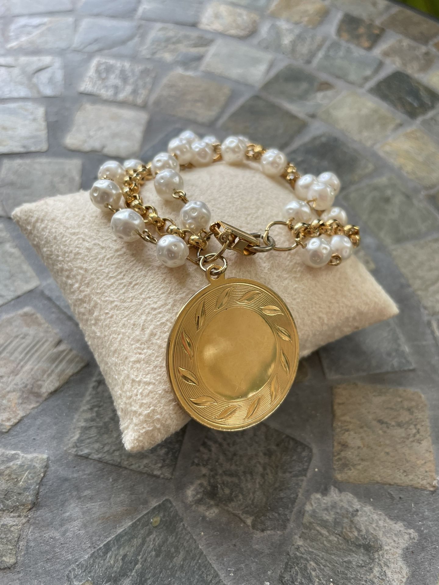 Elegant Gold Tone and Pearl Bracelet