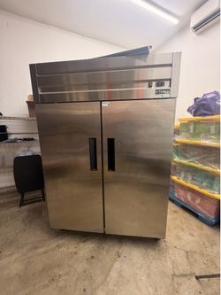 Refrigerator industrial (working but not getting super cold)