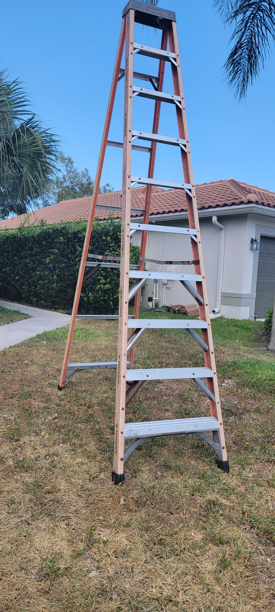 10' Husky Fiberglass Step Ladder