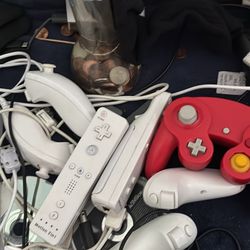 wii 2n1 remotes + gamecube controller +nunchucks