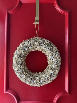 Christmas decor (whites, neutrals, gold)