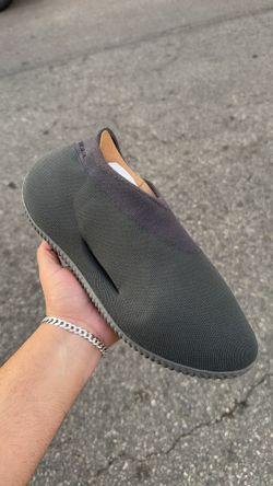 YEEZY KNIT RNR SIZE 10.5