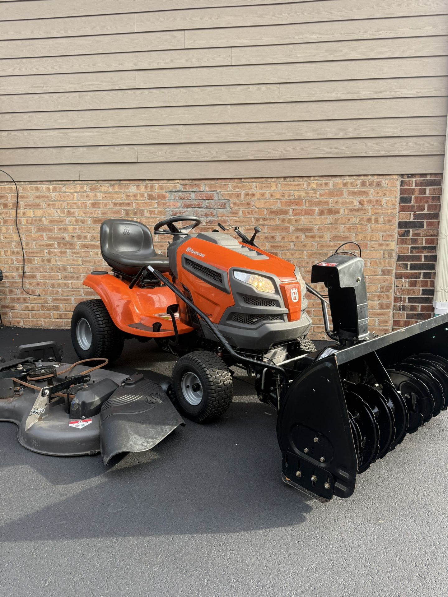 Husqvarna YTA 22V46 22hp V-Twin Riding Mower