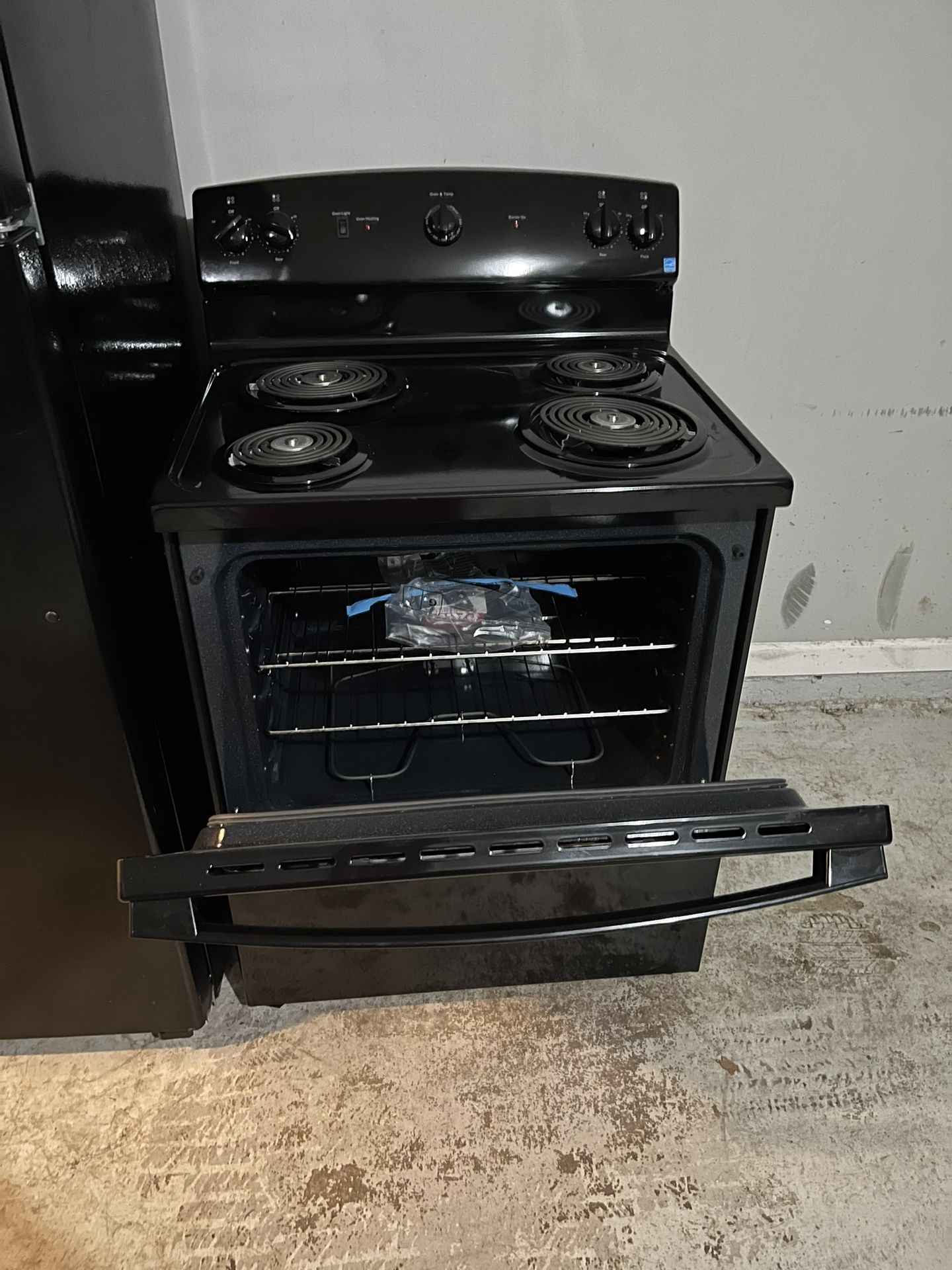Black Stove And refrigerator