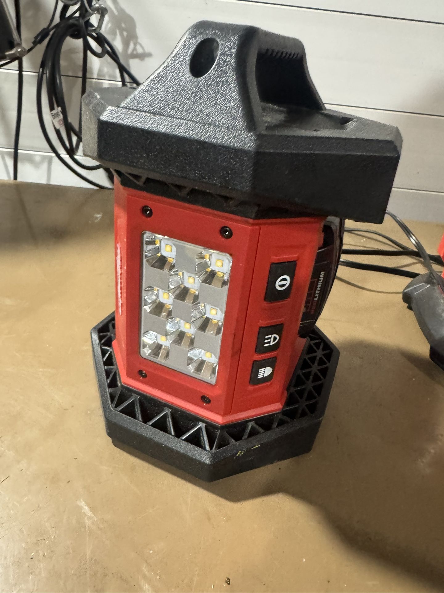 Milwaukee Light And Baterry 5.0 M18