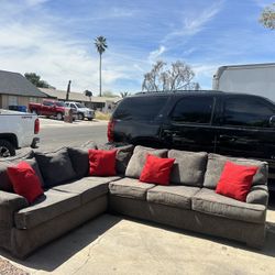 Sectional Sofa Couch.  $350.  We Have Dog. Need Clean Little Bit.  Delivery Available 