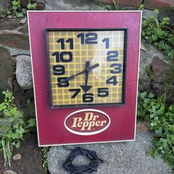 Dr. Pepper clock (vintage) (needs fixing)