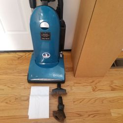 NEW cond RICCAR COMMERCIAL VACUUM WITH COMPLETE ATTACHMENTS  , AMAZING POWER SUCTION  , WORKS EXCELLENT  , IN THE BOX 