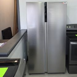 **Frigidaire 21 Cu.Ft. 36" Counter-Depth  Refrigerator
Comes w/ Warranty 
Delivery Available 