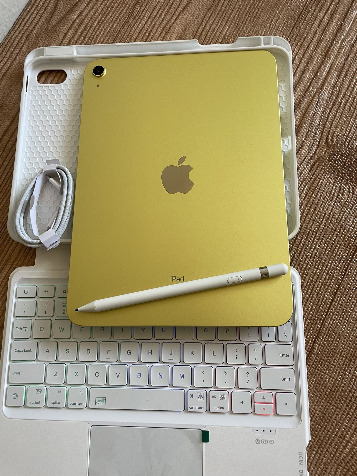 Apple iPad 10th Generation 256GB With Keyboard case and Pencil